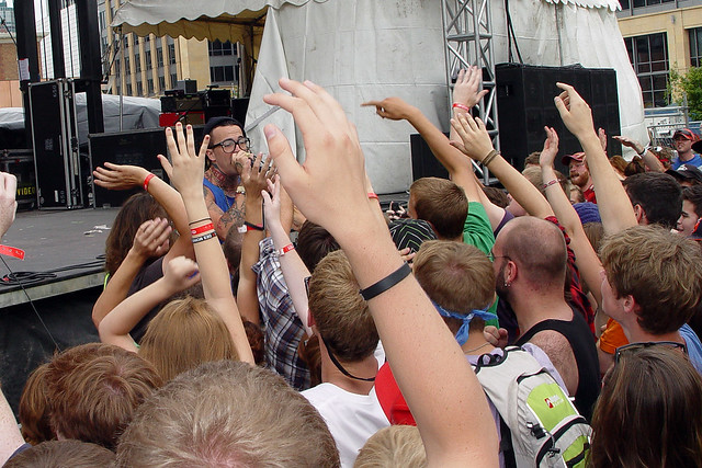 Yelawolf in the crowd at 80/35