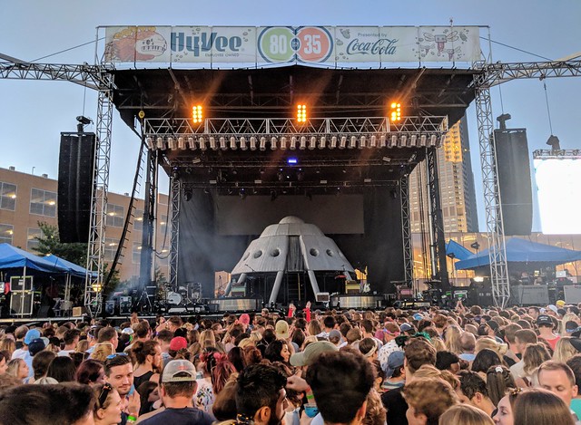 I think Kesha is gonna come out of that spaceship