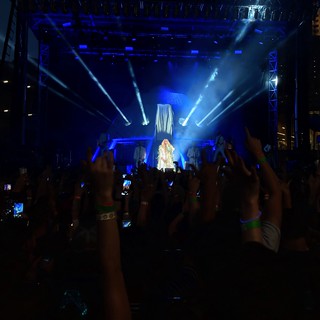 80/35 - Yep, Kesha came out of that spaceship