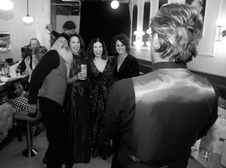 Nicole Sutherland - Photo bombing