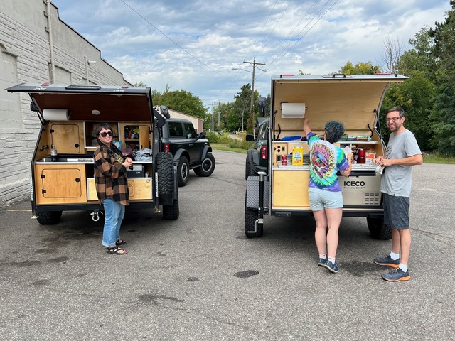 Parking lot lunch before hitting the trail