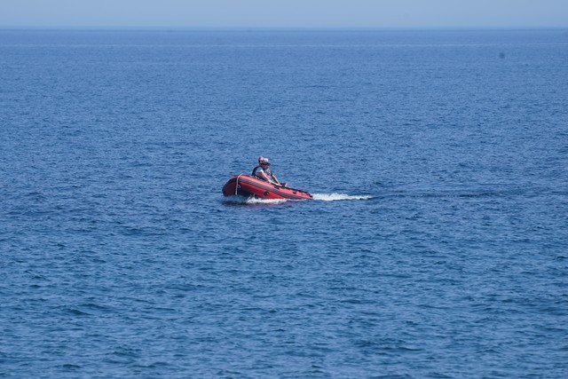 A boat cruising in from the lighthouse