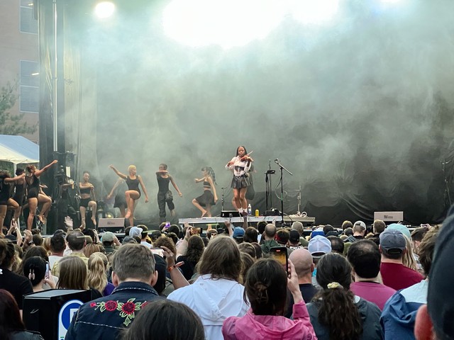 Sudan Archives invited some dancers on stage