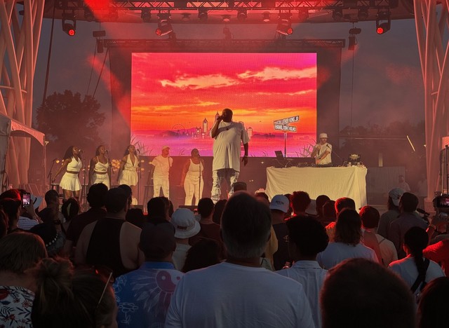 Killer Mike and some incredible backup singers