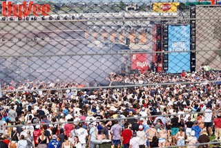 Shows - Yellin into that mic