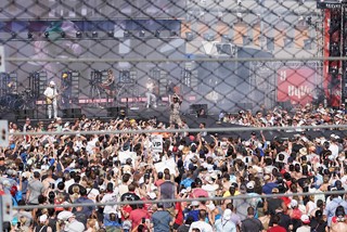 Shows - Post Malone likes to try on everyone's hats