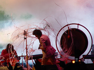 The Flaming Lips - Wayne Coyne and some streamers