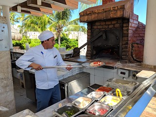pizza - Wood fired pizzas by the pool? Yes, plz