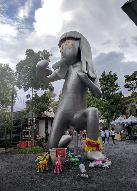 Some rad 2+ story sculpture at the ChangChui market
