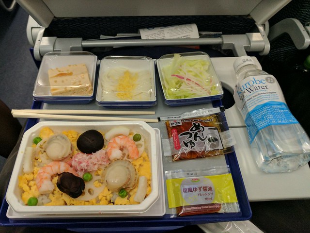 The boiled seafood on the ANA flight to Singapore was not as tasty as the food on the way to Tokyo