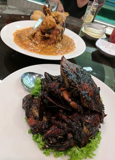 Got these big ol black pepper and chili crabs.