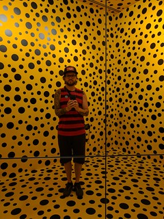 Art - Yayoi polka dot selfie