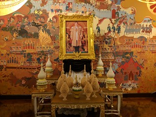 Art - A large indoor shrine for the former King of Thailand