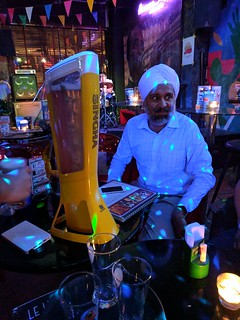 Havin some Singha snackin on good food and listening to jazz music at Brown Sugar with the Bhatia brothers