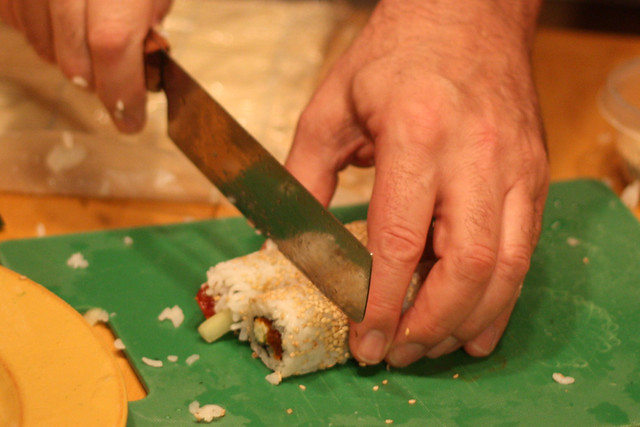 Cutting a sushi roll
