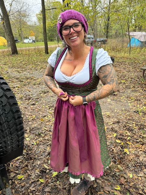 Gettin that Dirndl done up