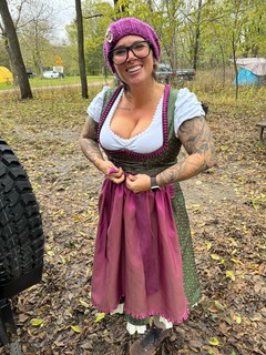 Gettin that Dirndl done up