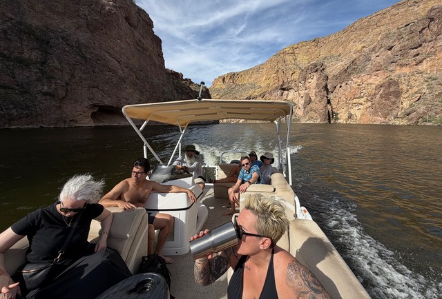 Cruisin up this Salt River