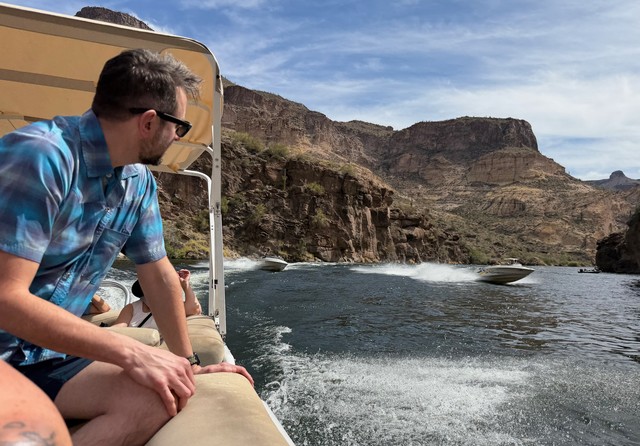 Some speed boats. Speedin.