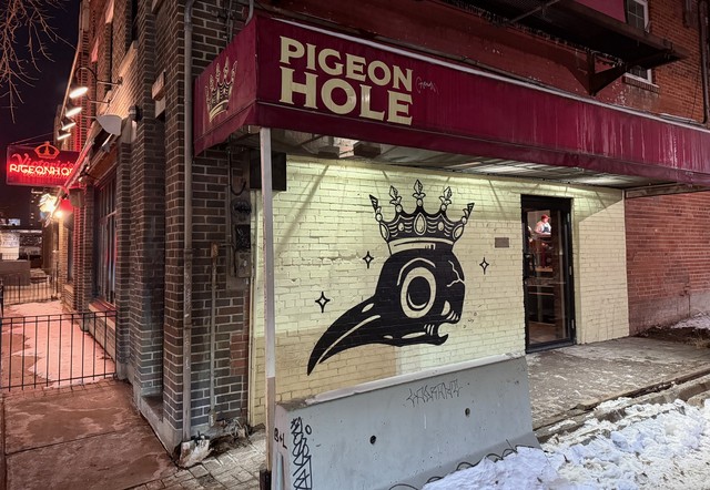 This was a really cool bar. Fresh seafood. Great cocktails.