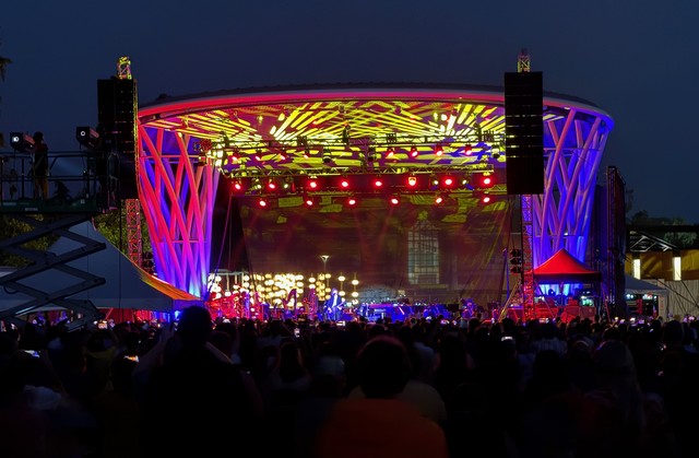 Beck dismissed the Symphony and started playin the hits. Very fun show.