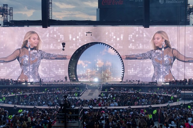 Gettin a look at the crowd