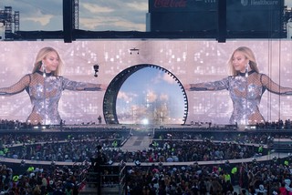 Gettin a look at the crowd