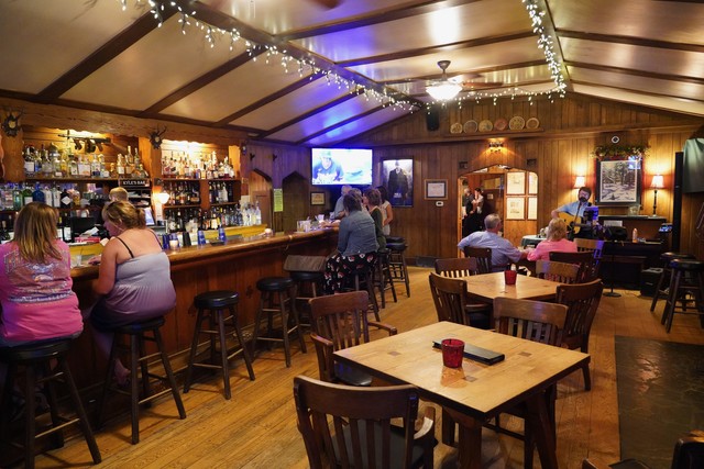 Live music and ice cream at the Little Bohemia Lodge