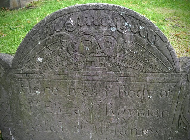 Crowned skull gravestone