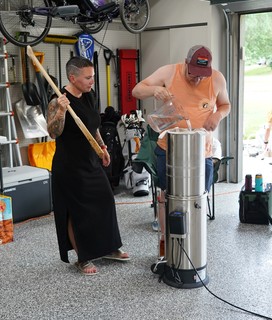 Homebrew - Rinsin the sugars off of that grain