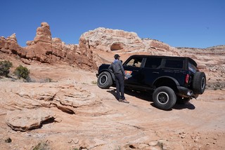 You can disconnect the sway bar under load on the Bronco