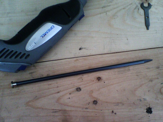 The 6.5 mm knitting needle, which i trimmed down with a dremel