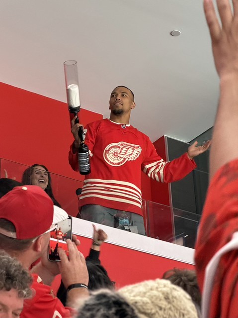 Amon-Ra St Brown chillin in the suite behind me.