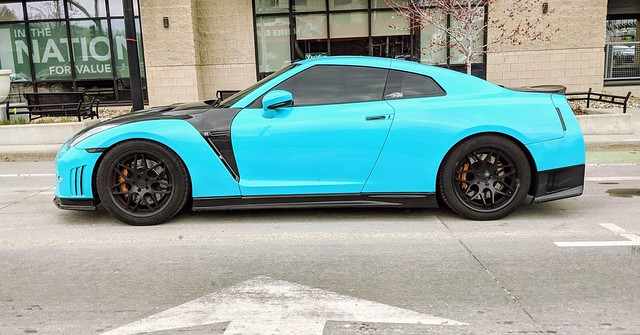 Look at this weird paint job on this GTR