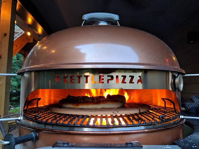 Grilling pizza on the weber