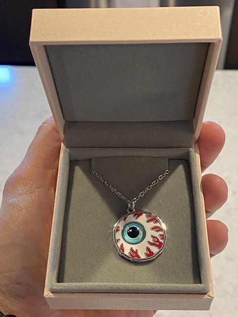 look at this lil eyeball chain