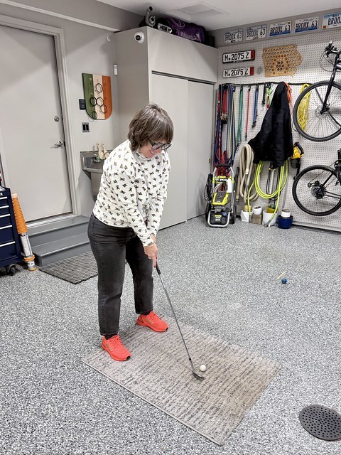 Showing Kari how to swing a golf club 😍