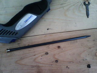 The 6.5 mm knitting needle, which i trimmed down with a dremel