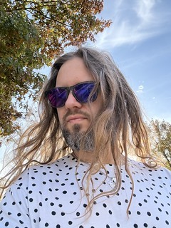 Face ID refuses to work with these oakleys. It is very annoying.