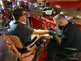 Kevi gettin tattooed