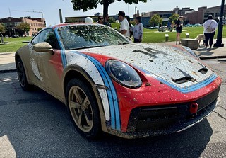 Auto - This Porsche looks fun