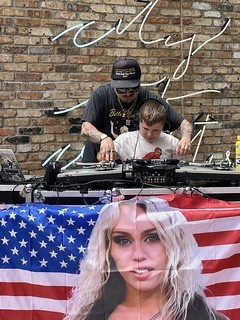 Flynn gets a lesson in cutting it up