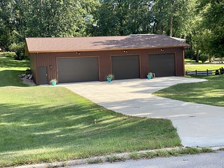 I want an extra garage like this so bad.