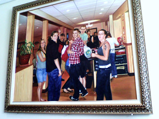 Art - A Dong has weird paintings of people in A Dong