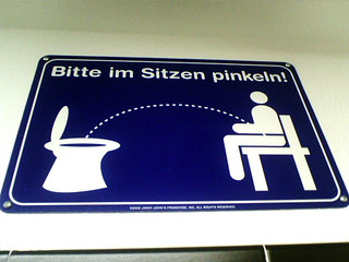 Bitte im Sitzen Pinkeln!