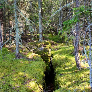 Some crazy split rocks