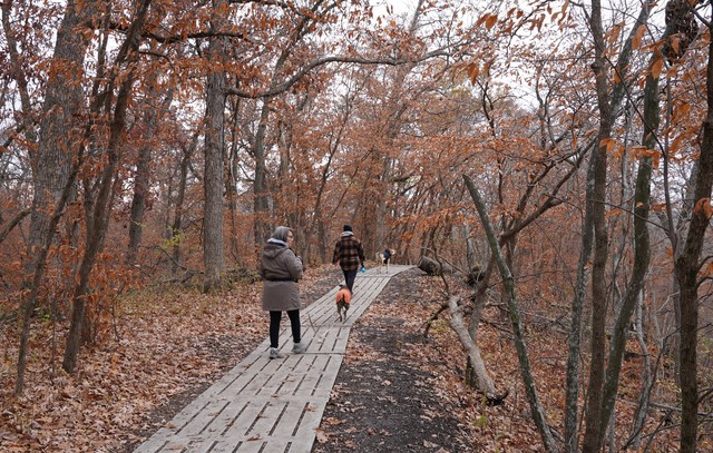 Hiking through ledges