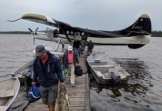 Airplane - Unloadin the plane