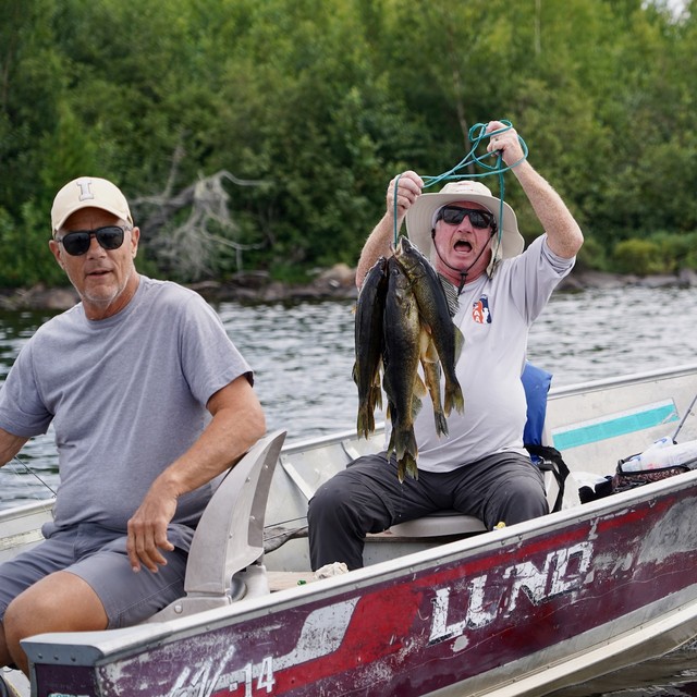 Dave and Jim loadin up the stringer