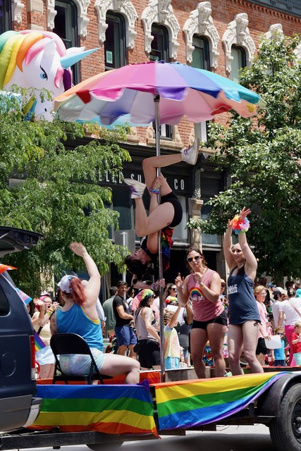 Parade pole dancin